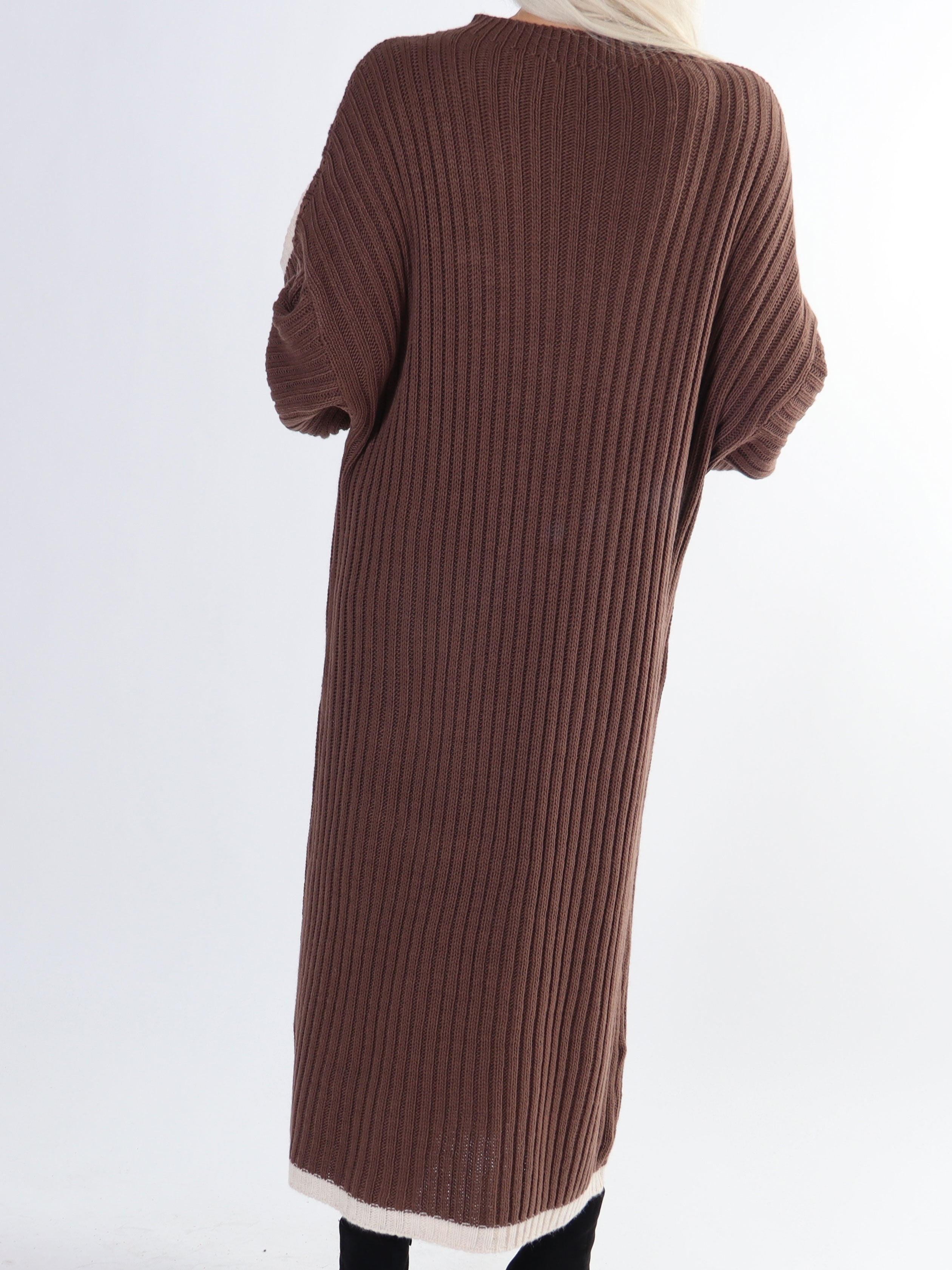 Ramona - Lang plus size strikkjole med farvet kanter